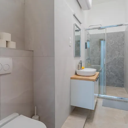 Grand With Ac, Tv, Sauna, 4 Bedroom Full Kitchen * Budapest