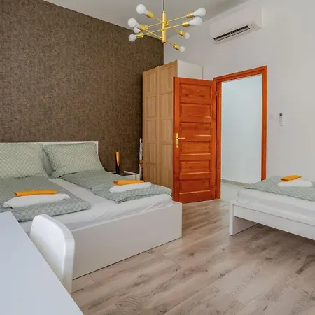 Grand With Ac, Tv, Sauna, 4 Bedroom Full Kitchen Apartment *
