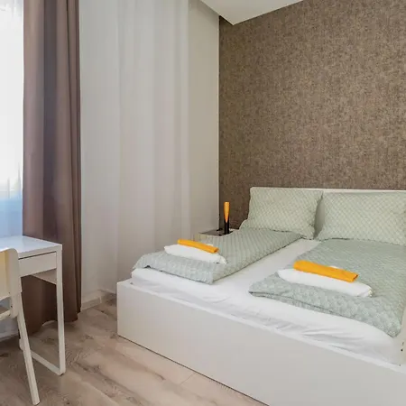 Grand With Ac, Tv, Sauna, 4 Bedroom Full Kitchen