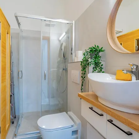 Grand With Ac, Tv, Sauna, 4 Bedroom Full Kitchen *