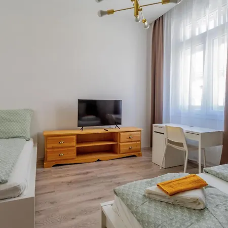 Grand With Ac, Tv, Sauna, 4 Bedroom Full Kitchen * Budapest