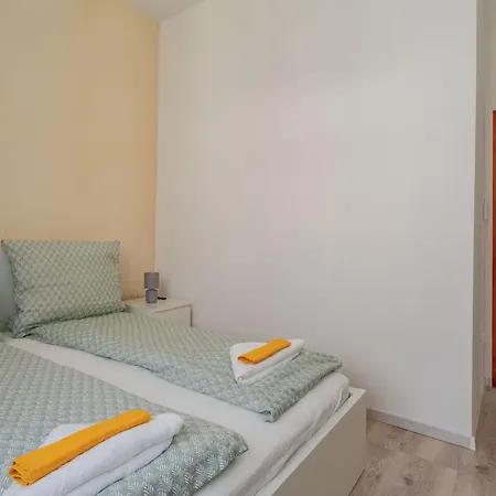 Grand With Ac, Tv, Sauna, 4 Bedroom Full Kitchen