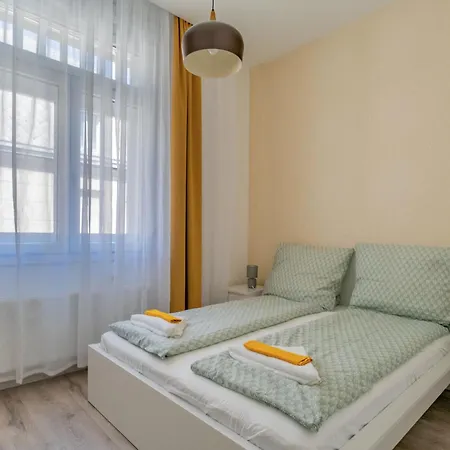Grand With Ac, Tv, Sauna, 4 Bedroom Full Kitchen * Budapest